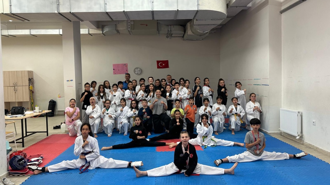 Teakwondo Olimpiyat Şampiyonu Nur TATAR Okulumuzu Ziyaret Etti.