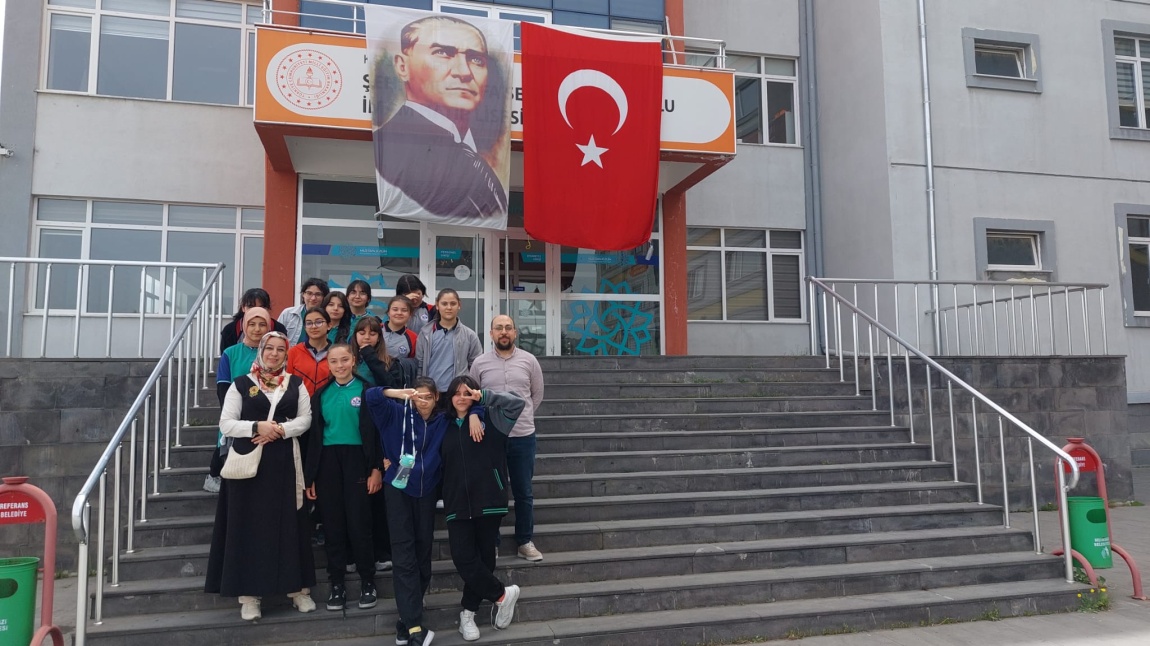8.  Sınıflarla Şehit Mustafa Sezgin Kız Anadolu İmam Hatip Lisesi'ne gezi düzenlendi